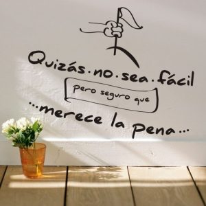 Vinilo decorativo pegatina pared – Frase molona “Quizás no sea fácil, pero seguro que merece la pena”, ref: A1103