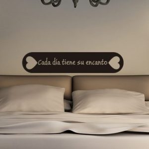 Vinilo decorativo pegatina pared – Frase “cada día tiene su encanto”, ref: A1114