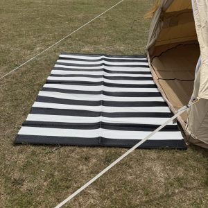 Esterillas de camping rectangulares con rayas blancas y negras